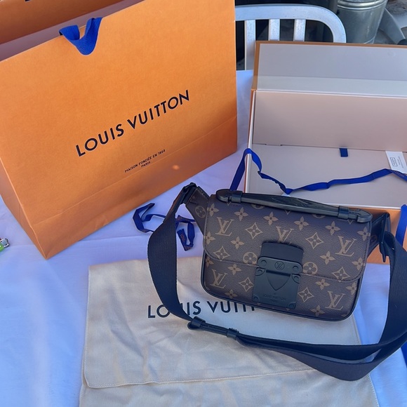 Louis Vuitton men’s cross body bag. S Lock -Sling. Neiman Marcus 2022. - Picture 11 of 16